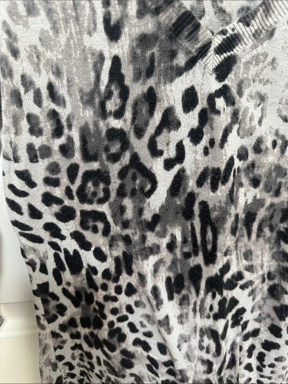 0249 Apt. 9 Gray and Black Leopard-Print V-Neck Sweater size small petite‎